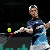 El tenista argentino Diego Schwartzman devuelve la bola durante un partido de la fase de grupos de la Copa Davis. El tenista argentino Diego Schwartzman devuelve la bola durante un partido de la fase de grupos de la Copa Davis.