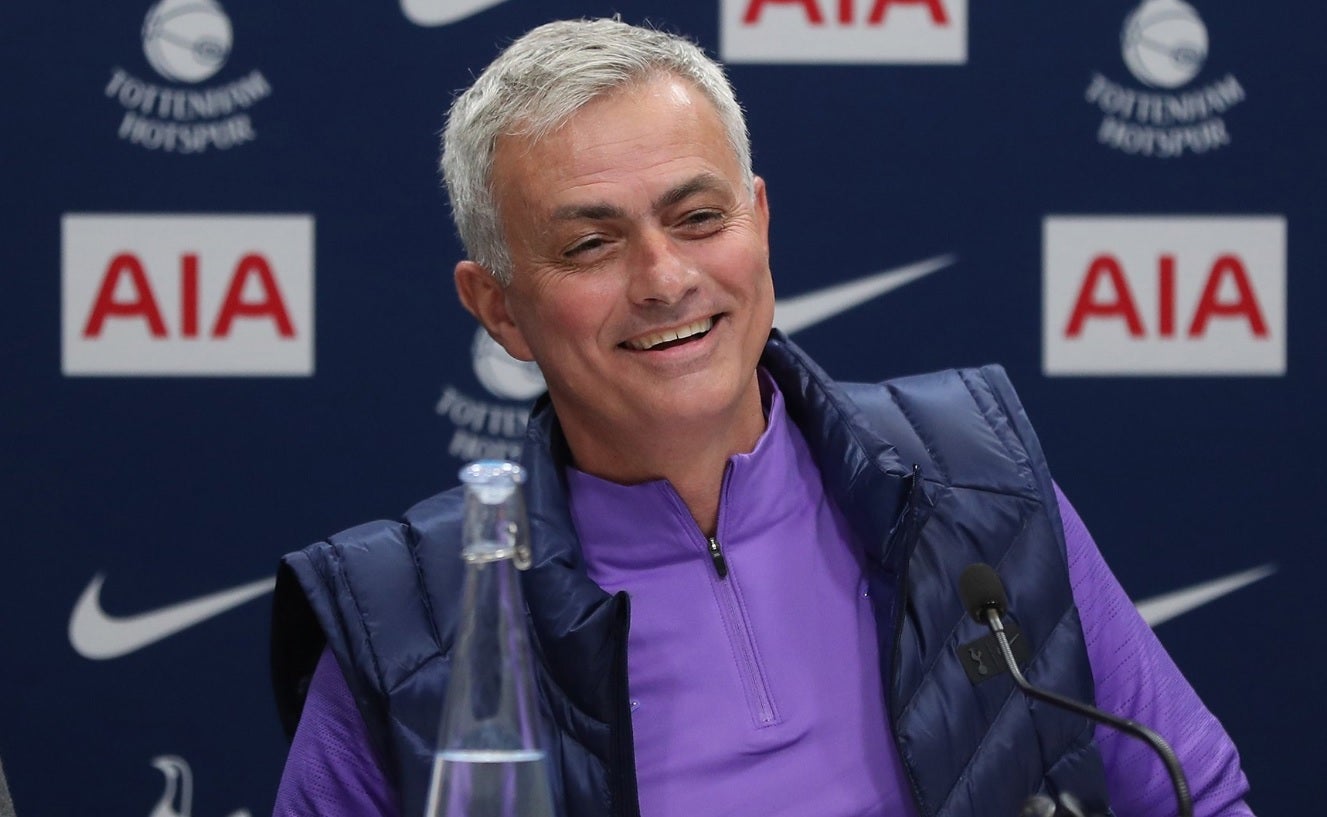 Mourinho manda un guiño al Real Madrid en su presentación como nuevo entrenador del Tottenham Mourinho manda un guiño al Real Madrid en su presentación como nuevo entrenador del Tottenham