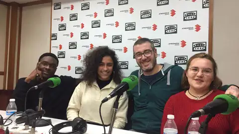 Maroto y varios alumnos protagonistas del vídeo, en los estudios de Onda Cero Ciudad Real Maroto y varios alumnos protagonistas del vídeo, en los estudios de Onda Cero Ciudad Real