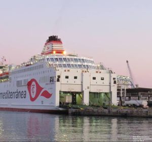 Un buque de trasmediterránea mientras carga los vehículos de mercancías. Un buque de trasmediterránea mientras carga los vehículos de mercancías.