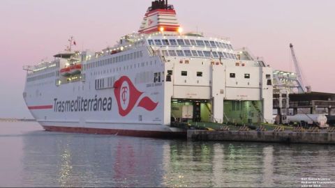 Un buque de trasmediterr&aacute;nea mientras carga los veh&iacute;culos de mercanc&iacute;as.