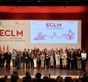 Foto de familia de los premiados en el Día de la Enseñanza Foto de familia de los premiados en el Día de la Enseñanza