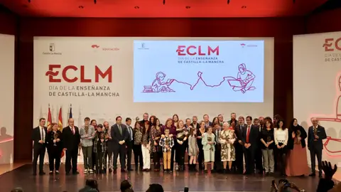 Foto de familia de los premiados en el Día de la Enseñanza Foto de familia de los premiados en el Día de la Enseñanza