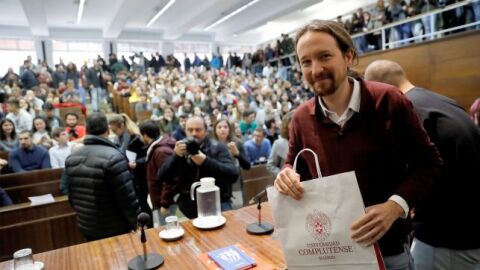 El l&iacute;der de Podemos, Pablo Iglesias, antes de participar en la charla La lucha antifascista en la Uni&oacute;n de Estudiantes Progresistas Estudiantes de Izquierda (UEP ei) en la Universidad Complutense. EFE Juan C_643x397