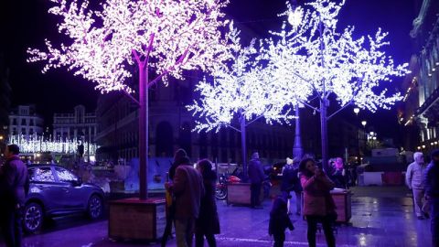  Vista de algunas de las decoraciones luminosas que inundan la capital con motivo de la celebraci&oacute;n de la Navidad, 