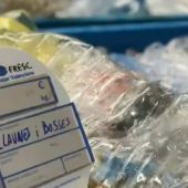 Los pescadores de Denia venden en la lonja los 6.000 kilos de plástico recogidos durante un año para protestar contra el cambio climático