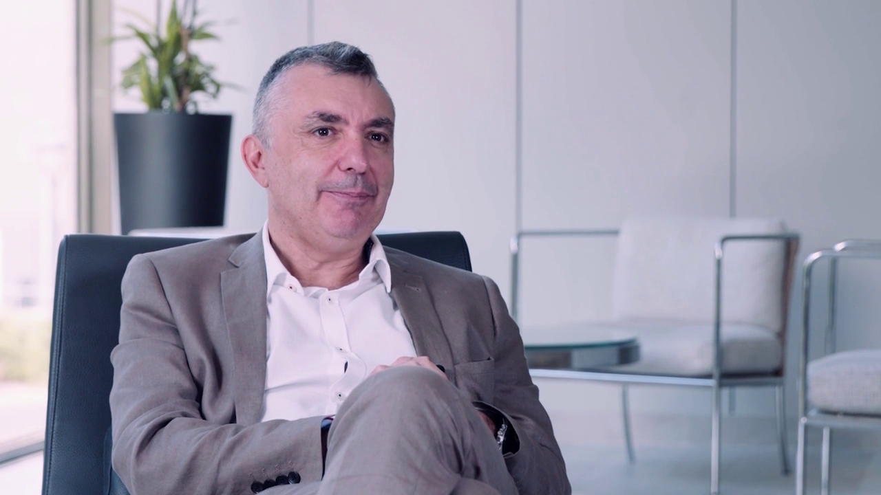 Manuel Vilas: "Bajar las ratios a 15 alumnos supondría reducir el paro y el fracaso escolar" Manuel Vilas: "Bajar las ratios a 15 alumnos supondría reducir el paro y el fracaso escolar"