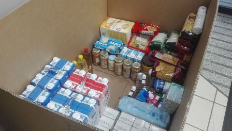 Los productos recogidos se van depositando en grandes cajas