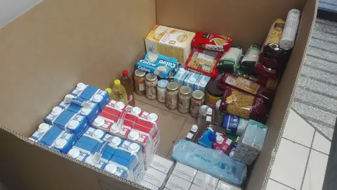 Los productos recogidos se van depositando en grandes cajas Los productos recogidos se van depositando en grandes cajas