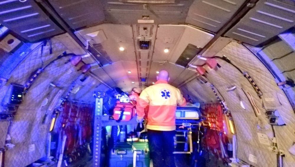 El interior de un avión del Ejército en el que ha sido trasladada una mujer del Hospital de Son Espases al Vall d'Hebrón en Barcelona