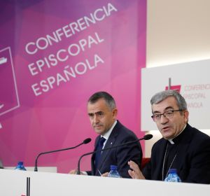 El secretario general de la Conferencia Episcopal Española (CEE), Luis Argüello, y el vicesecretario para asuntos económicos, Fernando Giménez Barriocanal, este viernes en rueda de prensa tras la reunión de la Asamblea Plenaria. El secretario general de la Conferencia Episcopal Española (CEE), Luis Argüello, y el vicesecretario para asuntos económicos, Fernando Giménez Barriocanal, este viernes en rueda de prensa tras la reunión de la Asamblea Plenaria.