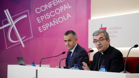 El secretario general de la Conferencia Episcopal Espa&ntilde;ola (CEE), Luis Arg&uuml;ello, y el vicesecretario para asuntos econ&oacute;micos, Fernando Gim&eacute;nez Barriocanal, este viernes en rueda de prensa tras la reuni&oacute;n de la Asamblea Plenaria.