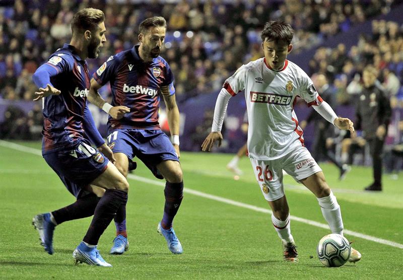 El Levante reacciona a tiempo ante un Mallorca que fue de más a menos El Levante reacciona a tiempo ante un Mallorca que fue de más a menos