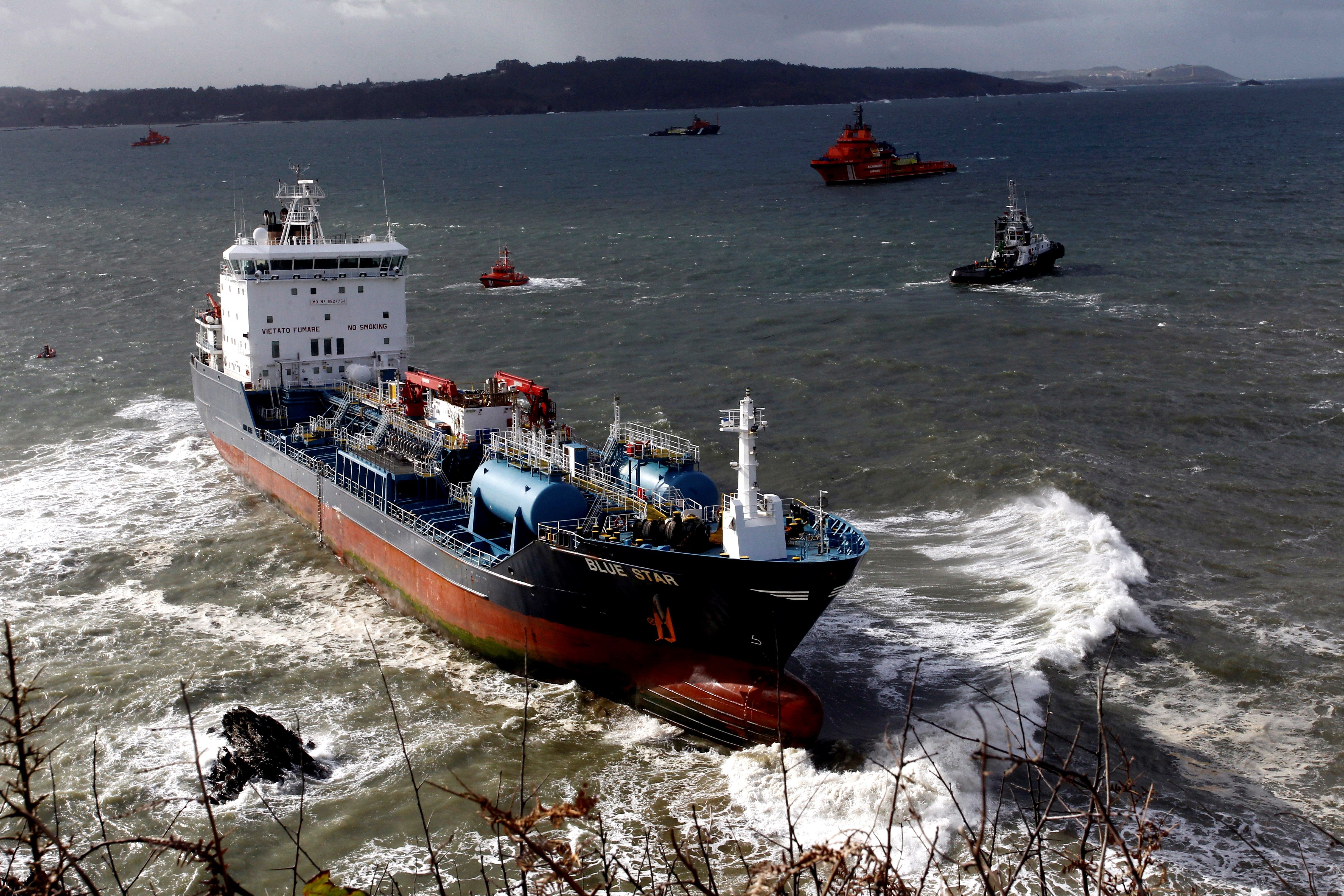 Suspenden el tercer intento de reflotar el carguero atrapado entre las rocas de la costa de Ares, en A Coruña Suspenden el tercer intento de reflotar el carguero atrapado entre las rocas de la costa de Ares, en A Coruña