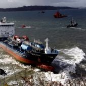 Fracasa el intento de desencallar el buque Blue Star de la zona de rocas de Ares, A Coruña