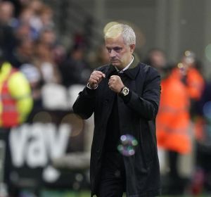 Jose Mourinho, nuevo entrenador del Tottenham. Jose Mourinho, nuevo entrenador del Tottenham.
