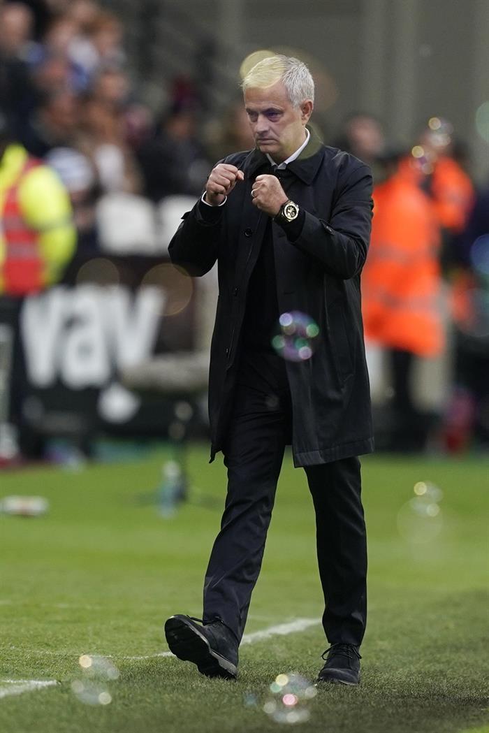 Mourinho sobre su vuelta a los banquillos: "Me he sentido en mi hábitat natural" Mourinho sobre su vuelta a los banquillos: "Me he sentido en mi hábitat natural"