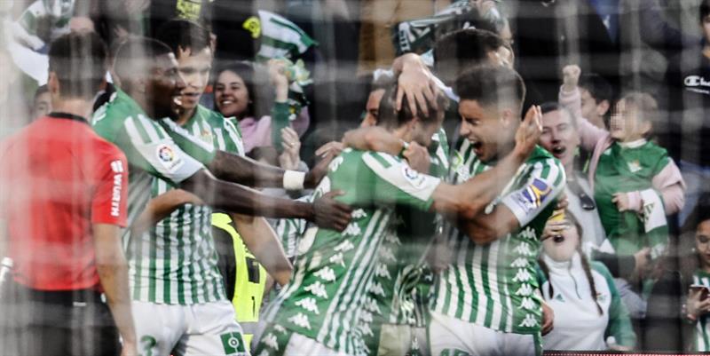 Una obra de arte de Canales salva a Rubí y permite al Betis superar al Valencia Una obra de arte de Canales salva a Rubí y permite al Betis superar al Valencia