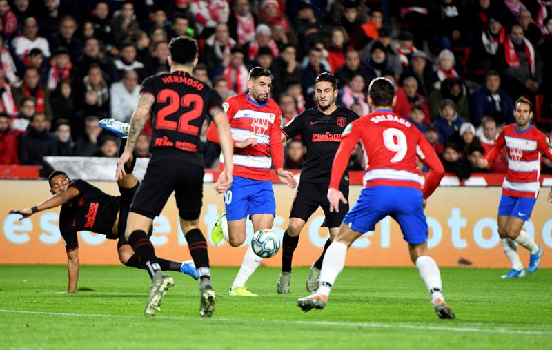 El Atlético vuelve a pinchar y se deja dos puntos en Granada El Atlético vuelve a pinchar y se deja dos puntos en Granada