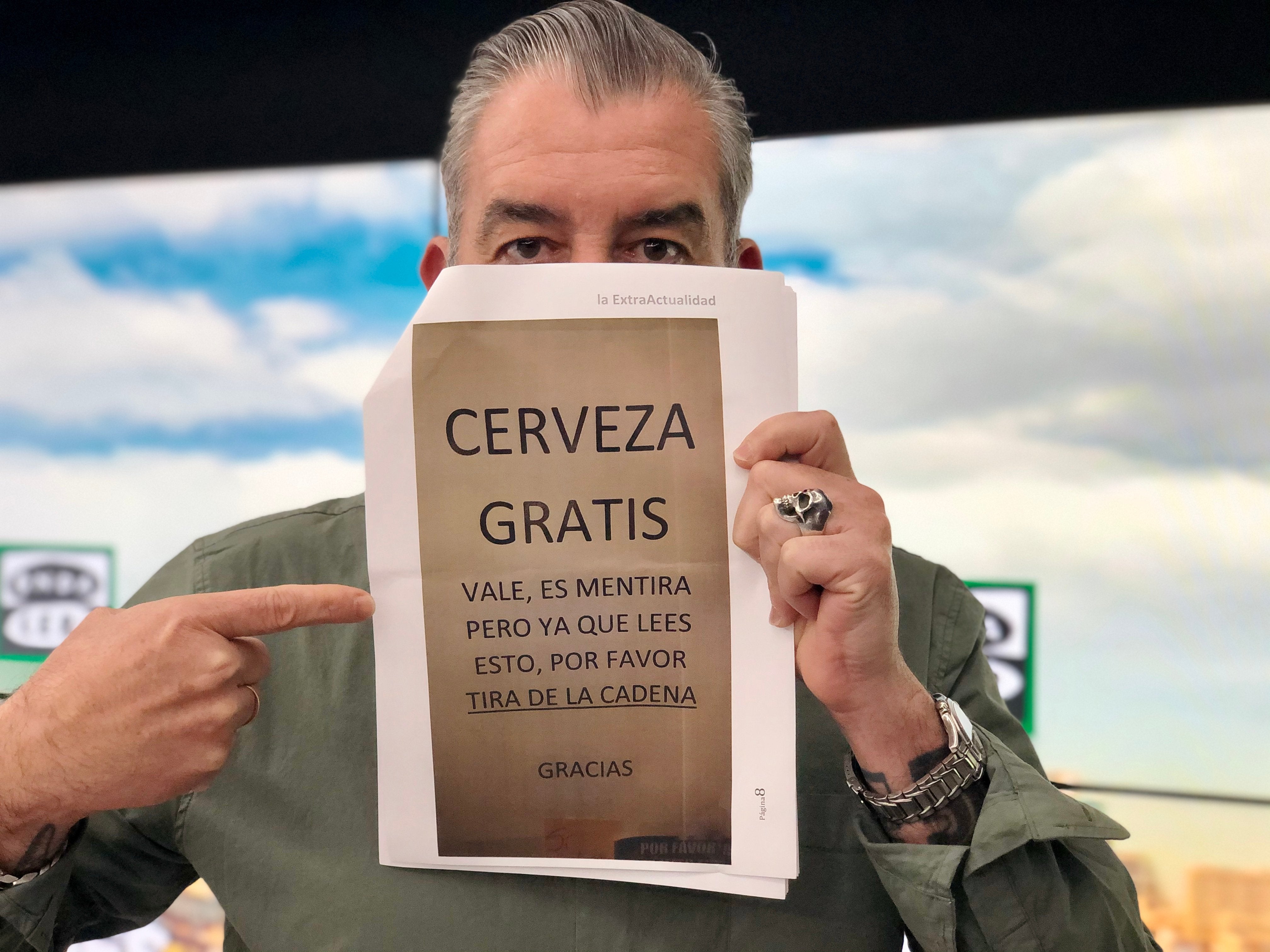 Fernando Eiras y sus titulares locos: "Evacuan una orgía de cientos de participantes tras una fuga de gas" Fernando Eiras y sus titulares locos: "Evacuan una orgía de cientos de participantes tras una fuga de gas"