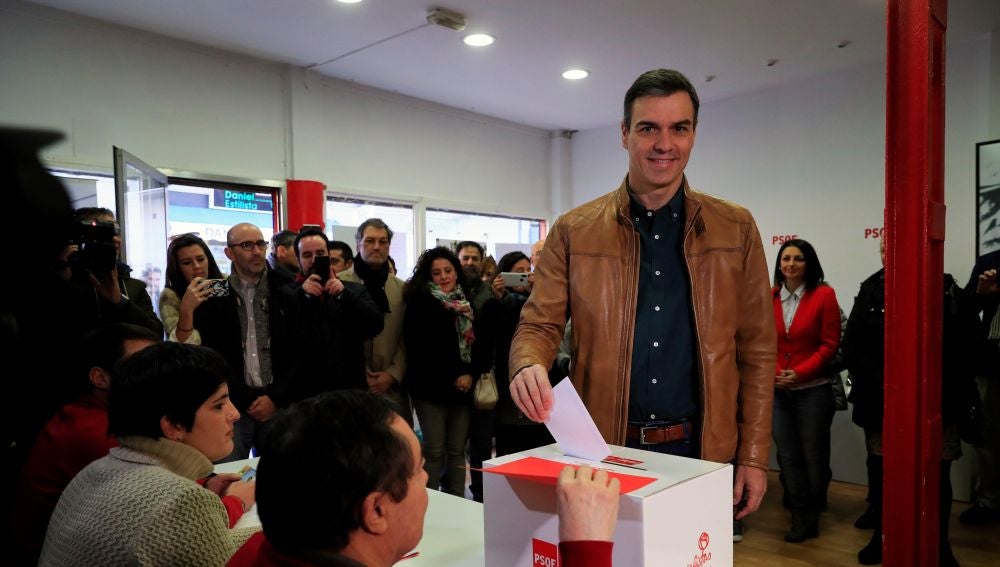 Pedro Sánchez ha votado la consulta a la militancia del Partido Socialista en la Agrupación de la localidad madrileña de Pozuelo de Alarcón