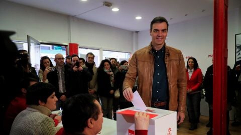 Pedro S&aacute;nchez ha votado la consulta a la militancia del Partido Socialista en la Agrupaci&oacute;n de la localidad madrile&ntilde;a de Pozuelo de Alarc&oacute;n