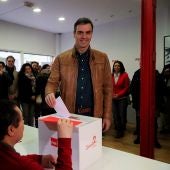 Pedro Sánchez ha votado la consulta a la militancia del Partido Socialista en la Agrupación de la localidad madrileña de Pozuelo de Alarcón