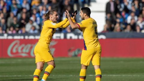 Su&aacute;rez celebra su gol con Antoine Griezmann. 