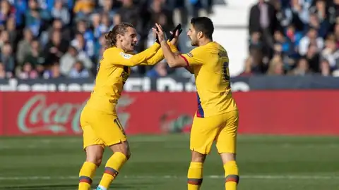 Suárez celebra su gol con Antoine Griezmann. Suárez celebra su gol con Antoine Griezmann.