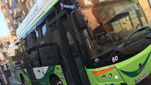 El pago en los autobuses urbanos no podrá hacerse en metálico y las líneas sufren algunas variaciones en sus horarios, sobre todo en las vinculadas a las partidas rurales. El pago en los autobuses urbanos no podrá hacerse en metálico y las líneas sufren algunas variaciones en sus horarios, sobre todo en las vinculadas a las partidas rurales.