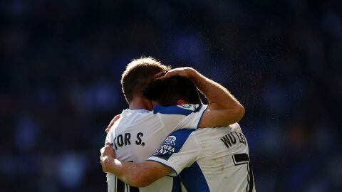 V&iacute;ctor S&aacute;nchez celebra su gol con Wu Lei. 
