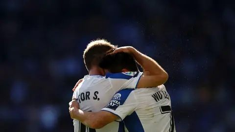 Víctor Sánchez celebra su gol con Wu Lei. Víctor Sánchez celebra su gol con Wu Lei.