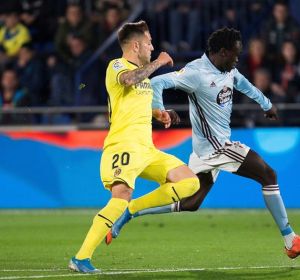 El delantero danés del Celta, Pione Sisto , conduce el balón ante el centrocampista del Villarreal, Rubén Peña. El delantero danés del Celta, Pione Sisto , conduce el balón ante el centrocampista del Villarreal, Rubén Peña.