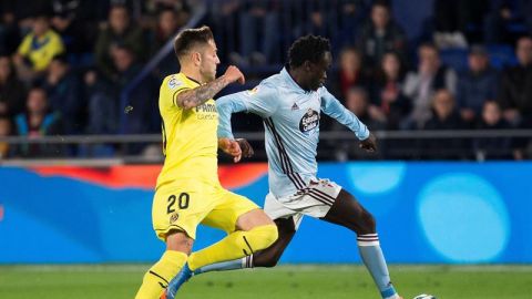 El delantero dan&eacute;s del Celta, Pione Sisto , conduce el bal&oacute;n ante el centrocampista del Villarreal, Rub&eacute;n Pe&ntilde;a.