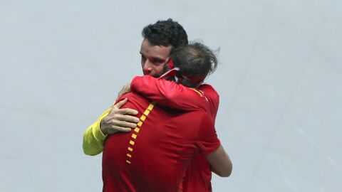 Nadal se abraza a su compa&ntilde;ero Bautista. 