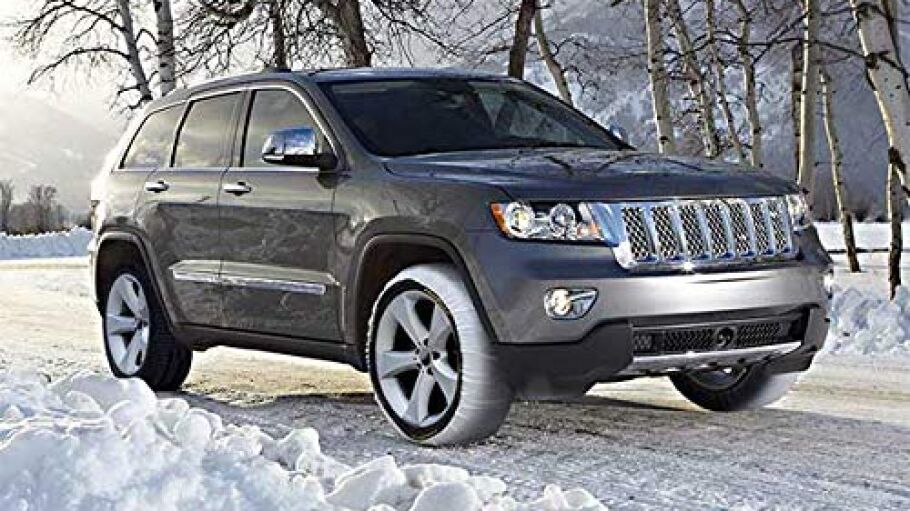 Coche sobre la nieve con cadenas textiles