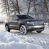 Coche sobre la nieve con cadenas textiles Coche sobre la nieve con cadenas textiles