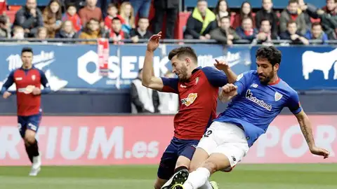 Raúl García, en un momento del encuentro ante Osasuna. Raúl García, en un momento del encuentro ante Osasuna.