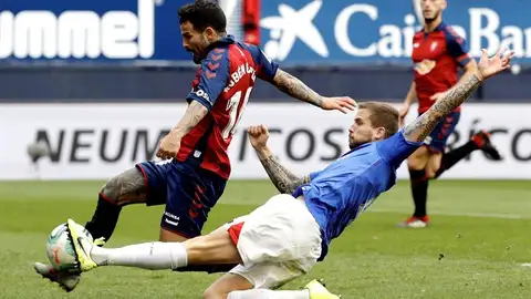 Íñigo Martínez disputa el balón con Rubén García. Íñigo Martínez disputa el balón con Rubén García.