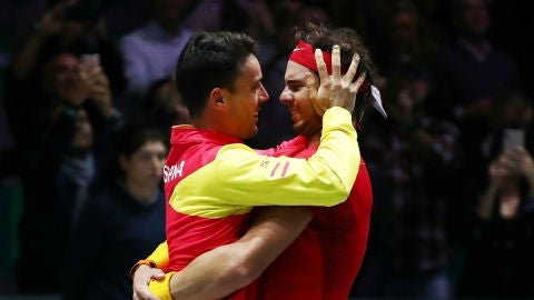 Rafa Nadal se abraza a Roberto Bautista