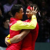 Rafa Nadal se abraza a Roberto Bautista