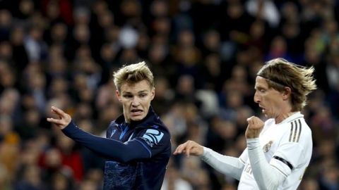 Odegaard con Luka Modric. 