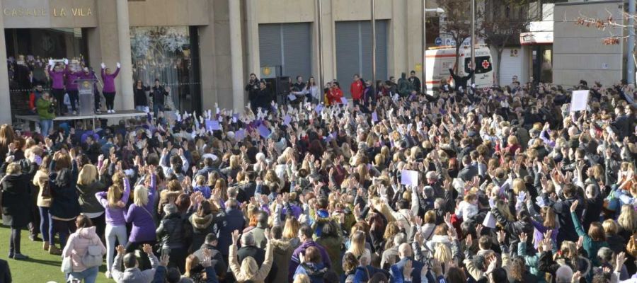 A les 12.00h del migdia està prevista la lectura del manifest a les portes de l´Ajuntament de vila-real. A les 12.00h del migdia està prevista la lectura del manifest a les portes de l´Ajuntament de vila-real.