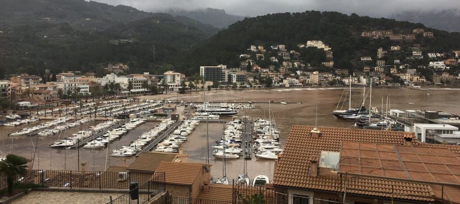 La costa de Sóller con restos del torrente desbordado La costa de Sóller con restos del torrente desbordado