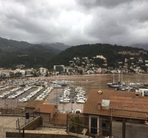 La costa de Sóller con restos del torrente desbordado La costa de Sóller con restos del torrente desbordado