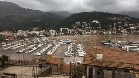 La costa de S&oacute;ller con restos del torrente desbordado