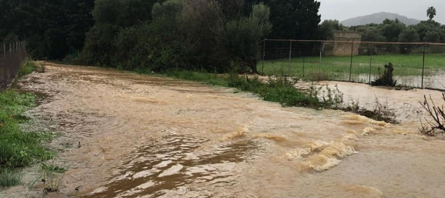 Cierre al tráfico de vehículos del camí vell d’Inca, a su paso por Campanet, por el desbordamiento del torrente de Cantabou Cierre al tráfico de vehículos del camí vell d’Inca, a su paso por Campanet, por el desbordamiento del torrente de Cantabou
