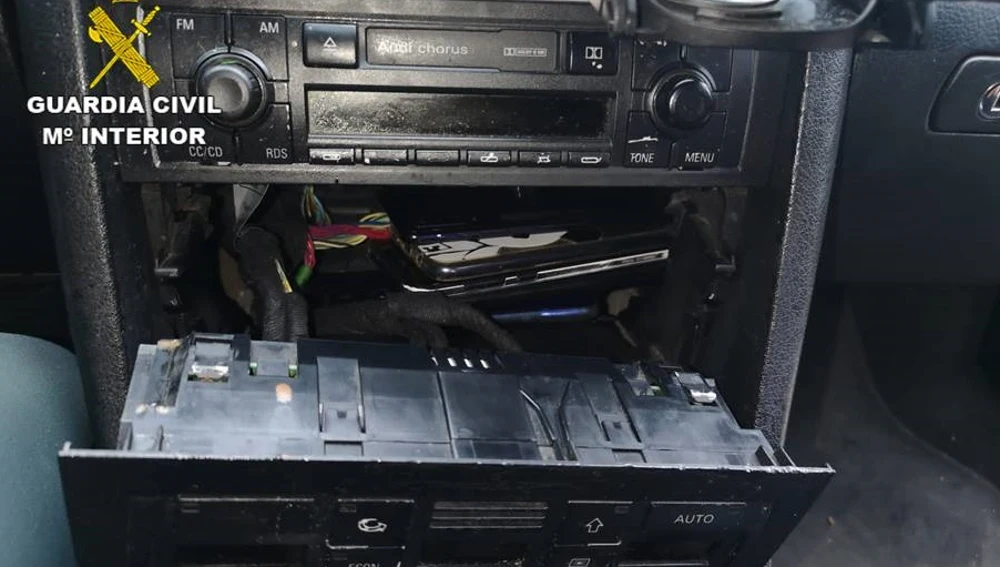 Compartimento del vehículos en el que se escondían los teléfonos móviles robados.