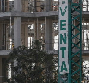 Cartel de venta de pisos en unas obras Cartel de venta de pisos en unas obras