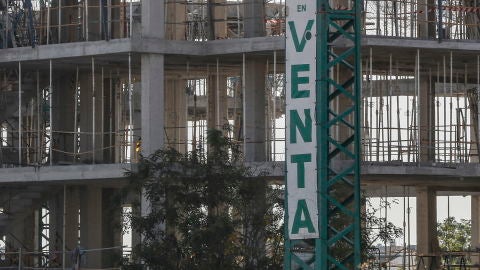 Cartel de venta de pisos en unas obras